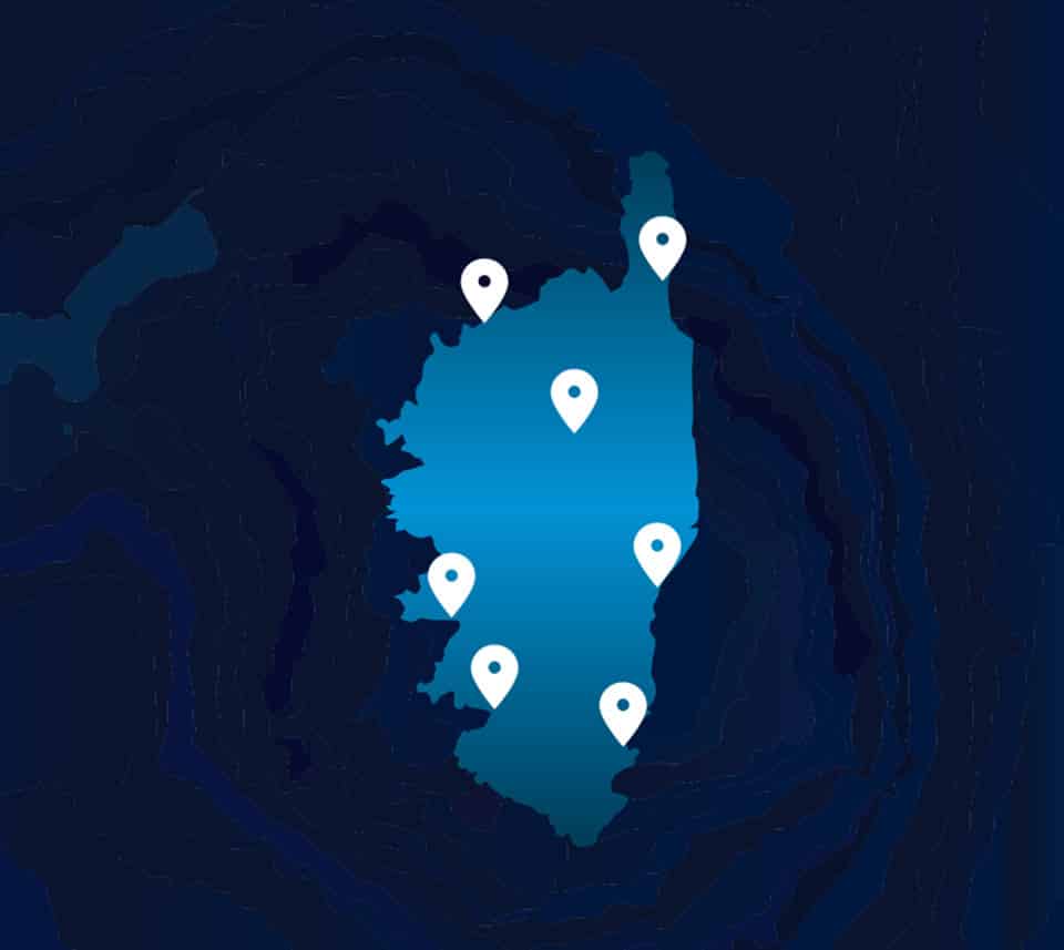 Carte de la corse sur fond bleu, indiquant les emplacements des agences AZ habitat.